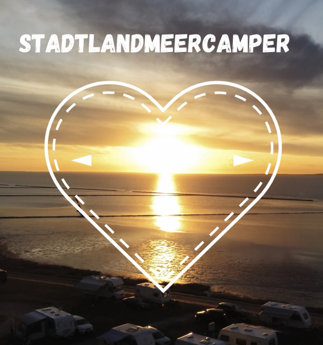 Sonnenuntergang über dem Meer mit Campern am Strand